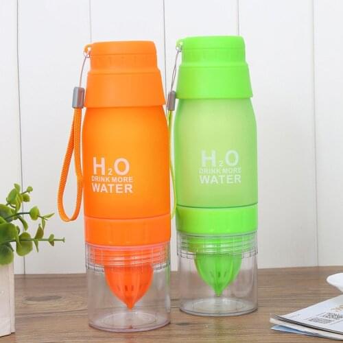 800ml High capacity Water Bottle Lemon Juicer Bottle Fruit Squeezer Infuser Orange Lemon Press Juicer Running Plastic water