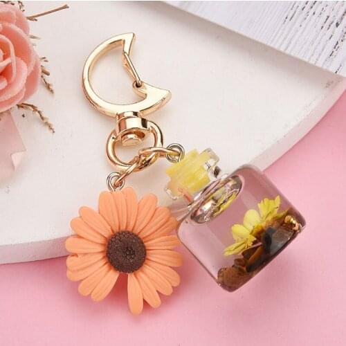 Small Chrysanthemum Moon Buckle Keychain Wish Bottle Quicksand Simulation Flower Bag Car Keychains Jewelry Accessories Wholesale