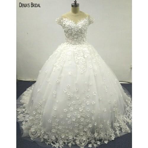 2017 Ball Gown Wedding Dresses with Appliques Scoop Neckline Short Sleeves Floor Length Chapel Train Bridal Gowns