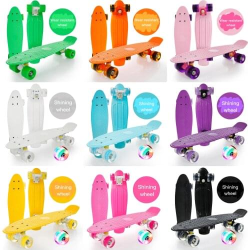 Manufacturers direct four-wheel LED flash wheel minnow skateboard highway travel