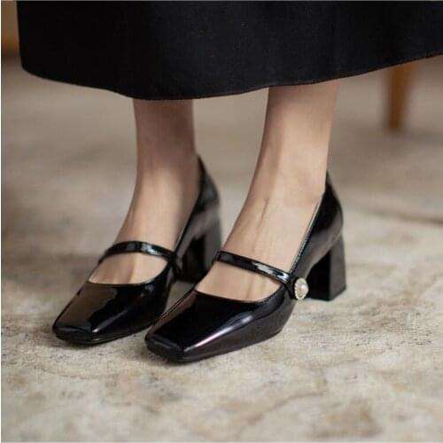 French small high heeled shoes thick heeled shoes patent leather square head retro autumn and winter single shoes autumn 2020 ve