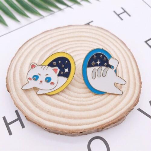 Cartoon Animal White Cat Tunnel Ass Stars Enamel Brooch Alloy Badge Denim Clothes Bag North Town Cute Sweet Jewelry Gift For Kid
