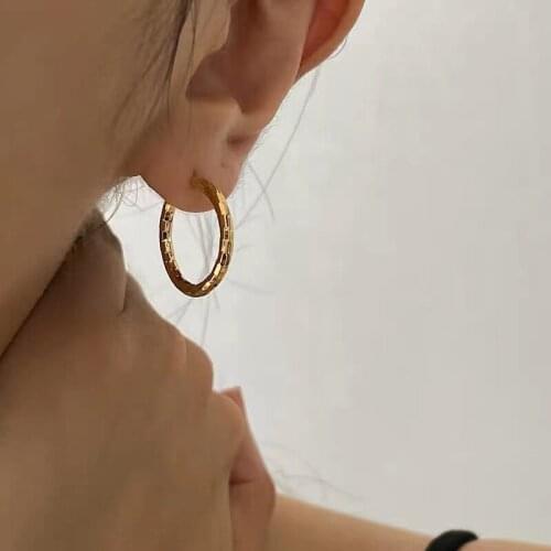 Origin Summer Unique Design Metal C Shape Geometrical Hoop Earings for Women Exquisite Twisted Weaving Earings Jewelry Wholesale