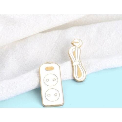 Creative White Socket Wire Connector Shape Alloy Brooch Ins Trendy Fashion Backpack Shirt Badge All-match Clothing Accessories
