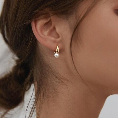 S925 pure silver earrings are fashion and cool. The French pearl earrings earrings earrings womens ear clip earrings
