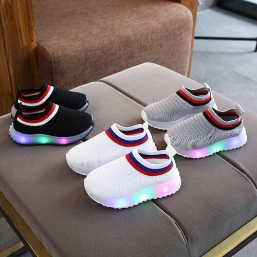 Autumn childrens LED light-up breathable girls running shoes boys soft-soled luminous sports shoes childrens shoes