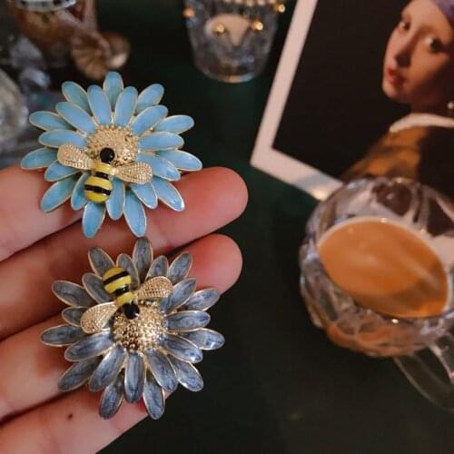 Cute Little Bee Brooch Fashion Daisy Brooch Ladies Jewelry Gift High Quality