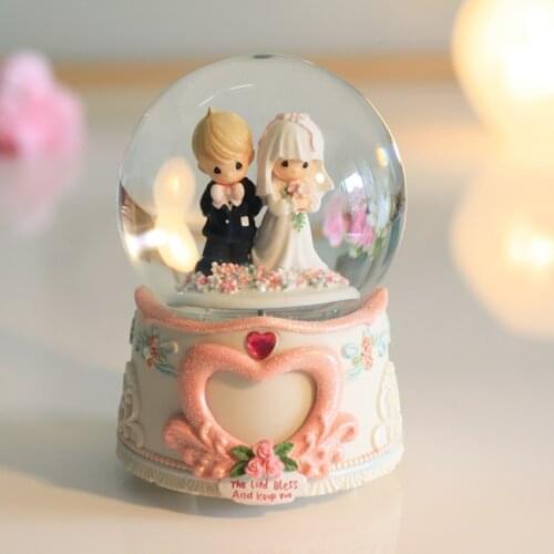 Marry a crystal ball music box snow flowing rotating photo frame wedding gift practical creative send wedding