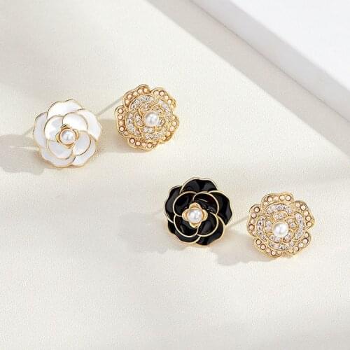 2021 Classic Camellia Flower Stud Earring Delicate Women Accessory Daily Wearing Party Earring with White/Black Flower Jewelry