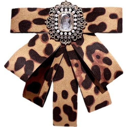 New Crystal Bow Tie Brooch Fabric Leopard Print Pearl Corsage Shirt Collar Lapel Pin Fashion Jewelry Gifts for Women Accessories