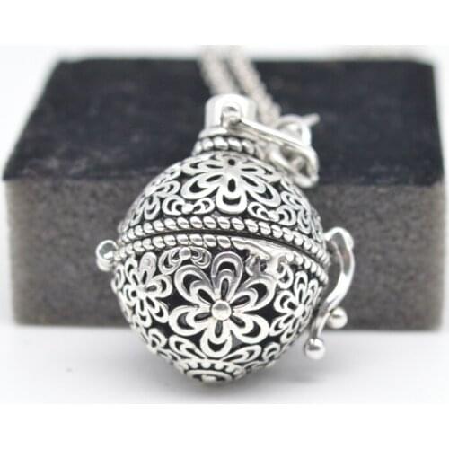 Popular Magic Lockets Pendant Flower Design Aromatherapy Essential Oil Diffuser Lockets Necklace For Women Pregnancy Locket Gift