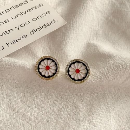 Vintage Daisy Stud Earrings For Women Elegant Geometric Metal Round Female Fashion Earrings 2021 New Boucle D'oreille Wholesale