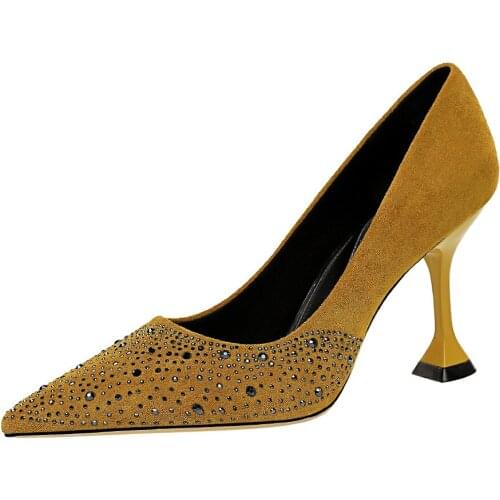 YOMINIE Suede Pumps
