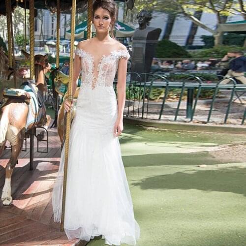 Off Shoulder Cap Sleeves Sheath Wedding Dress with Illusion Back Apliques Tulle Bridal Gown 2021 Vestido De Noiva