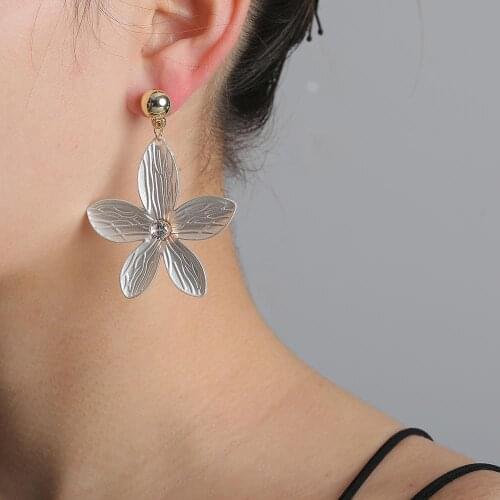 Creative New Alloy Red Flower Petals Dangle Earrings Women Fashion Exaggerated Crystal Drop Earrings Jewelry