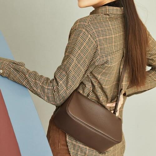 Fashion, leisure, light and versatile, one-shoulder messenger portable first layer leather pillow bag baguette bag
