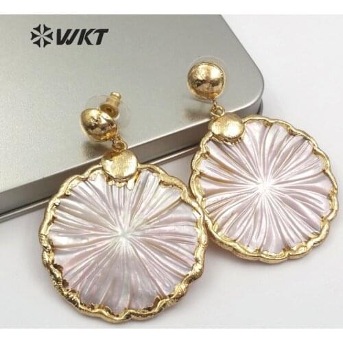 WT-E482 WKT New unique design ladies shell earrings vintage style with gold decoration ladies earrings