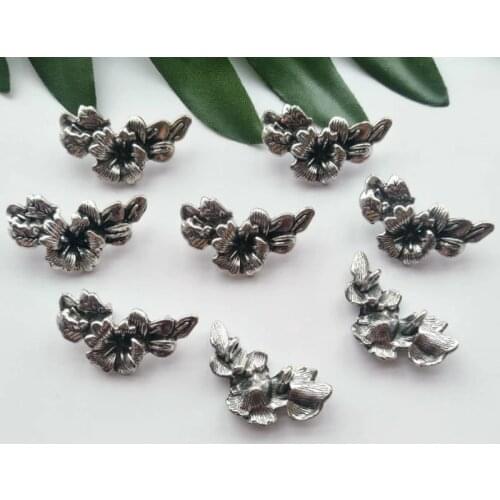 10pcs/lot Metal Two-Hole Flower Buttons Sewing-On Antique Silvery Button For Clothes Bag Fashion Craft DIY Decoration 28*14mm