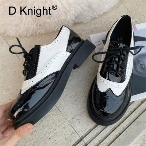 Retro Lace Up Women Flats College Casual Carved Black White Ladies Brogues Shoes 2020 Spring New British Oxfords Shoes For Woman