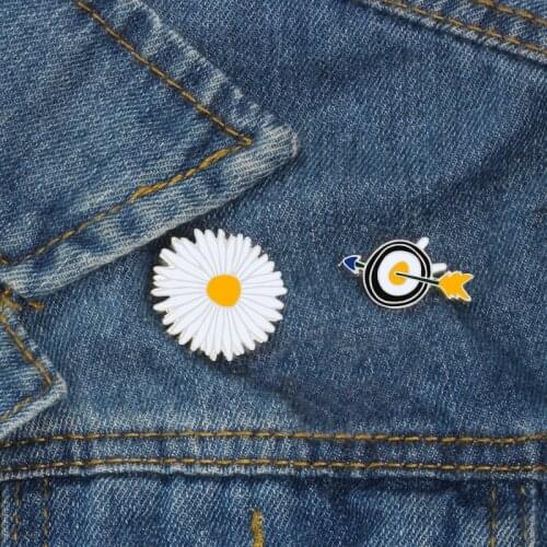Cartoon Creative Brooches Daisy Flower Pizza Arrow Enamel Pins Metal Custom Fashion Jewelry for Women Men Lapel Backpack Badges