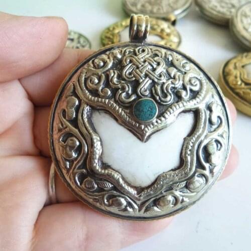 Tibetan Amulet Pendant Endless Knots Conch Shell Round Pendants Golden and Silver Color TBP248