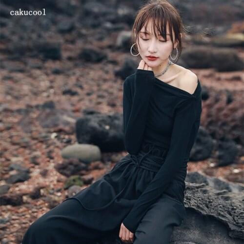 Cakucool Dark irregular off-the-shoulder T-shirt 2020 spring new design original careful machine leakage clavicle shirt womens