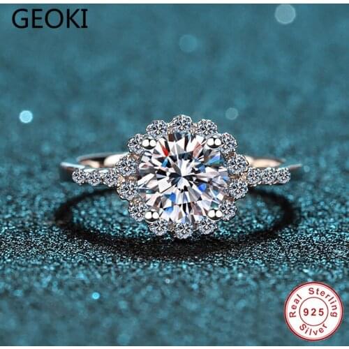 Geoki 925 Sterling Silver 1 ct Round Perfect Cut Diamond Test Passed Moissanite Elegant Flower Ring Engagement Party Jewelry
