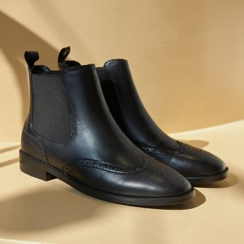 2021 New Genuine Leather Chelsea Boots for Women Short Plush Low Heels Carved Bullock Ankle Boots Stretch Slip on Botas Black