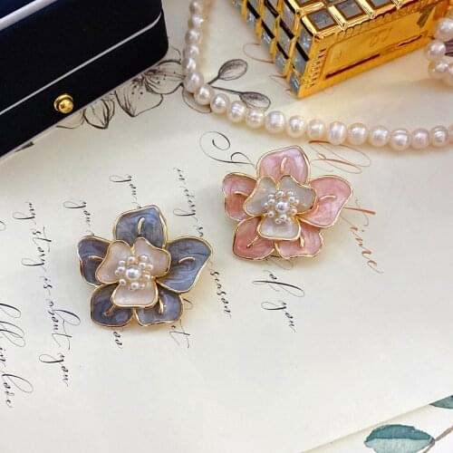 Retro Enamel Pin Pearl Flower Brooch Elegant Scarf Buckle Laple Pins Fashion Jewelry Gifts for Women Clothing Accessories