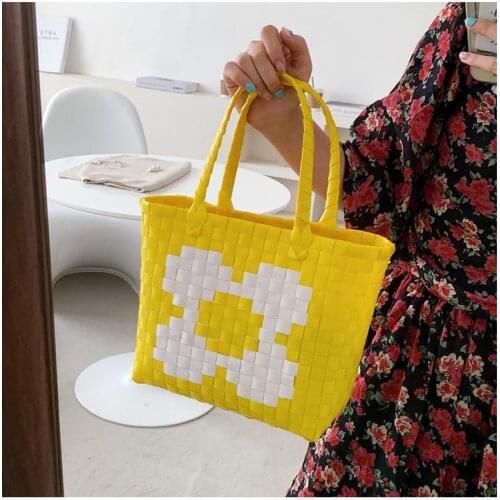 2021 New Small Flower Rattan Bag Summer Beach Bag Rattan Woven Handmade Knitted Straw Women Flower Small Hand Bag