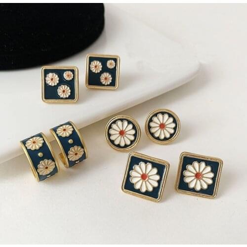 Vintage Flower Enamel Square Round Glaze Stud Earrings For Women Small Daisy Simple Geometric Earrings 2020 Brincos Jewelry Gift