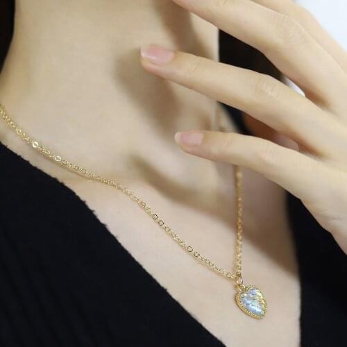 Niche Temperament Geometric Love Heart Pendant Color Fish Scale Clavicle Chain Beautiful Romantic Necklace Female Gift