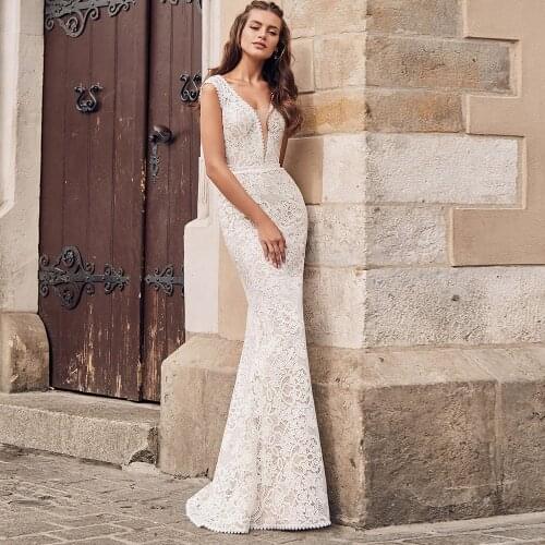 Modest Lace Mermaid Wedding Dress 2021 Charming V-neck Sleeveless Bridal Gown with Sweep Train