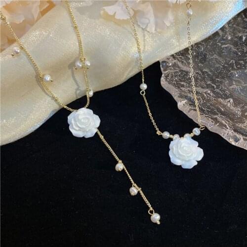 1pc Pearl New Creative Rose flower Pendant Necklaces Vintage Fashion Rose Jewelry Temperament Cute Sweater Necklaces for Women