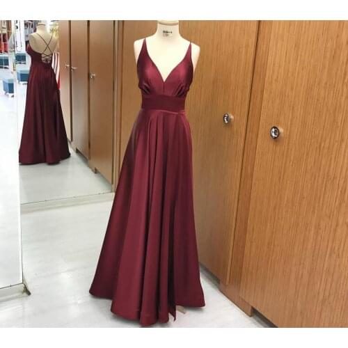 Elegant Pleated A-Line Long Burgundy Bridesmaid Dresses with Pockets Custom Made Lace Up V-Neck Satin Formal Wedding Party Gown