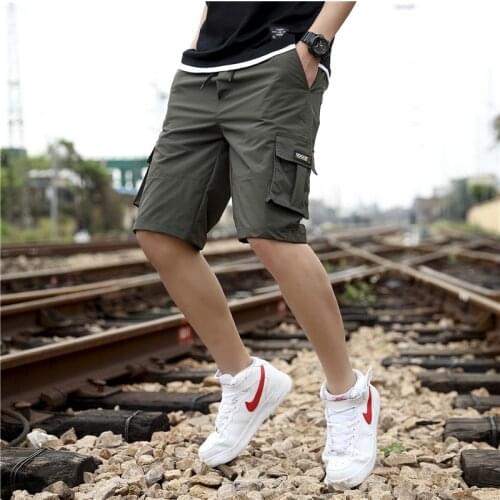 2019 New Summer Tooling Wind Japanese Loose Straight Solid Color Large Pocket Mens Shorts Fashion Street Tooling Shorts Men