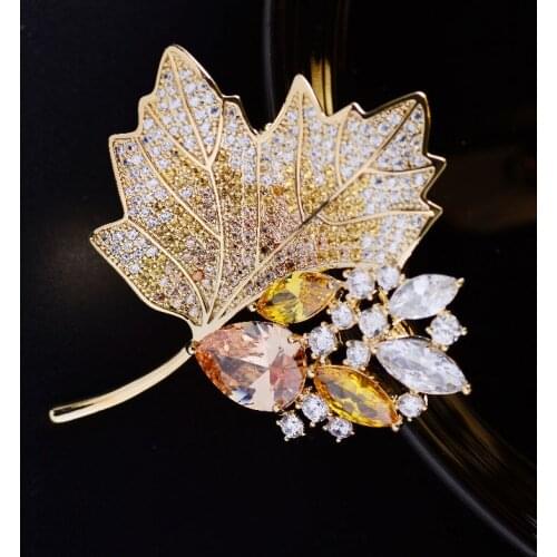 Luxury AAA Cubic Zirconia Maple Leaf Brooches Pins Shine Green Yellow Crystal Corsage Pin for Women Autumn Jewelry Accessories