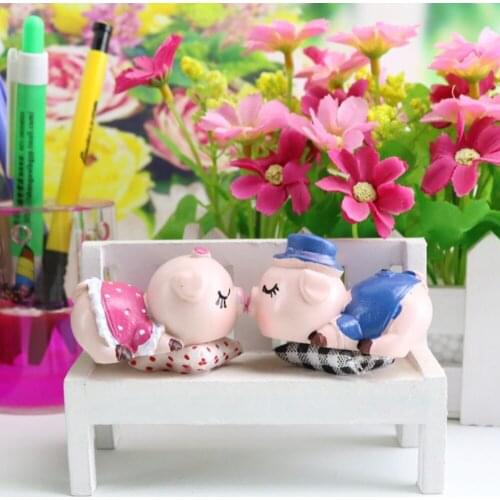 2Pcs/Set Car Decoration Pig Girl Boy Cartoon Lover Kiss Model Resin Decorative Trim Auto Dashboard Ornament Accessories Gifts