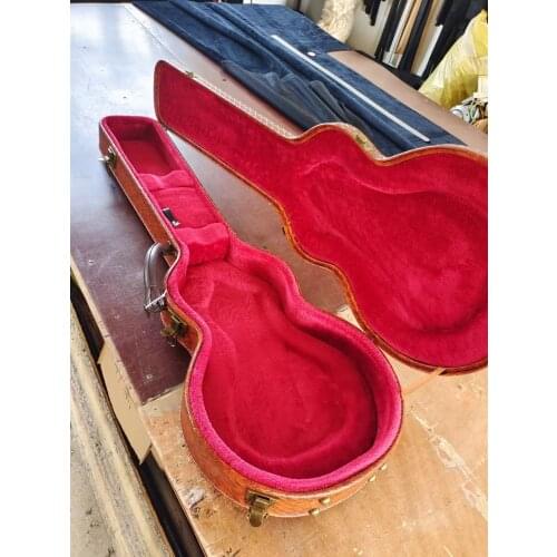 Caja rígida black and marrón para guitarra eléctrica, no se vende por separado, venta con guitarra