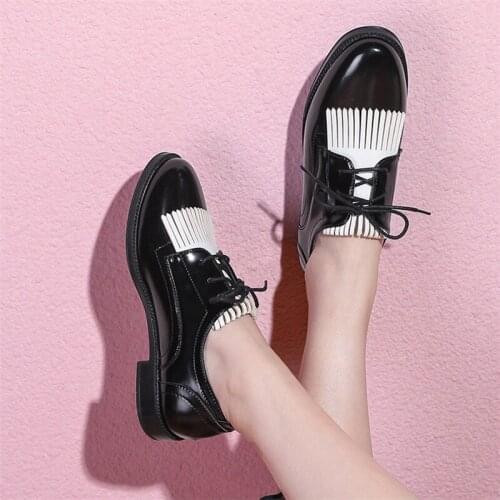 Brand Designer Womens Oxford Shoes Lace Up Flats 2020 Fashion Patent Leather Womens Platform Oxfords Black and White Brogues