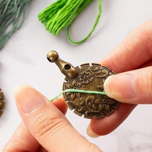 1Pcs Metal Sewing Thread Yarn Cutter Pendant Round Shape Antique Bronze Home Craft DIY Tool Yarn Cutter Pendant 30mm/1.18