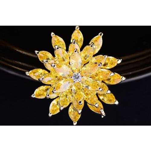 Korean Fashion Snowflake Brooches Pins for Women Designer Rotating Flower Corsage Female Luxury Wedding Party Jewelry