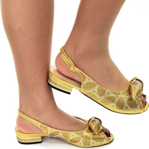 2021 Summer Mature African Women Shoes in Gloden Color Decorate with Rhinestone Nigerian Ladies Shoes with Pearl for Party