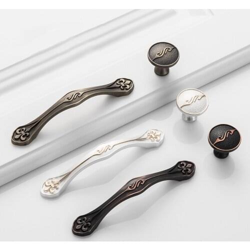 2 pcs Antique Door Handles Vintage Doorknob Drawer Pulls European Retro Kitchen Cabinet Knobs Handles Table Furniture Fittings