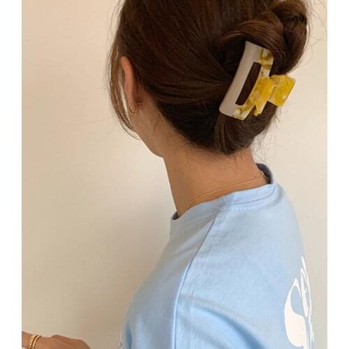 2021 New Spring Summer Yellow Resin Hollow Hairpin Smooth Irregular Textured Geometric Flower Hair Claw For Women Party Gifts