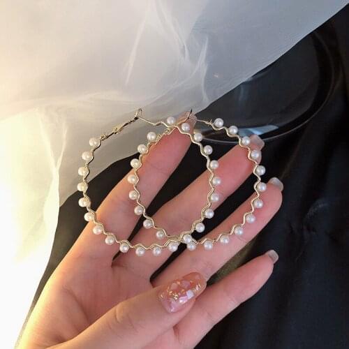 Korean Fashion Girl Earrings 2021 New Exaggerated Pearl Hoop Earrings Temperament Net Red Hong Kong Style Earrings Orecchini