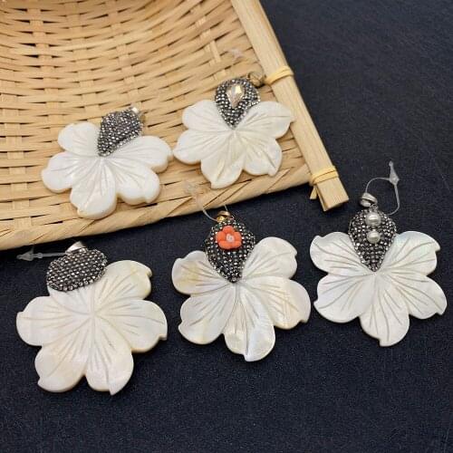 1 Piece of Natural Freshwater Shell Pendant Flower-shaped Pendant with Diamonds Inlaid with Beads White Necklace and Earrings