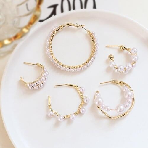 2pcs Elegant temperament winding pearl earrings semicircle c niche earrings real gold stud earrings Vintage jewelry accessories