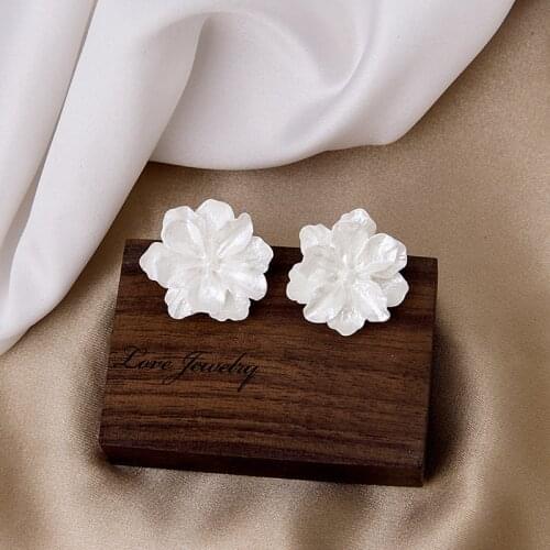 2020 New Korea Sweet Resin Holiday Flower Stud Earrings for Women Fashion Elegant Flowers Petal Earrings Party Jewelry Oorbellen