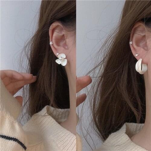 U-Magical Minimalist White Spray Flower C Shape Dangle Earrings for Women Simulation Pearl Open Earrings Jewelry Pendientes